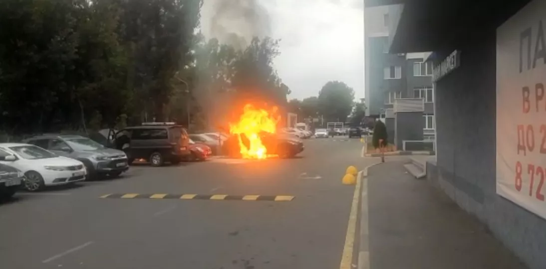 Автомобиль полностью сгорел в центре Алматы