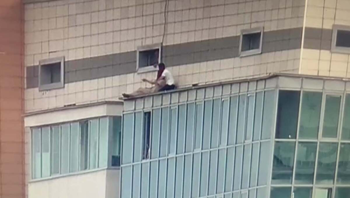 Участковый в Нур-Султане предотвратил падение женщины с 24-го этажа