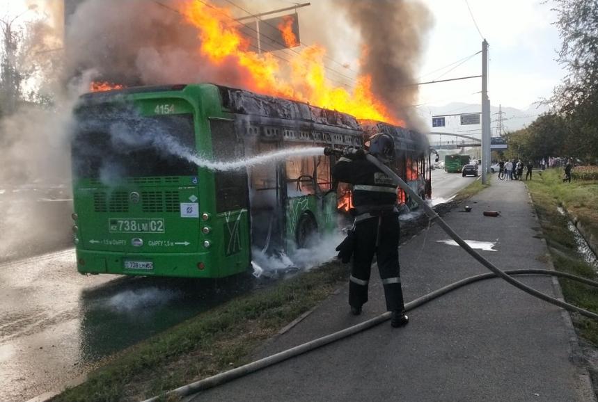 Маршрутный автобус загорелся в Алматы