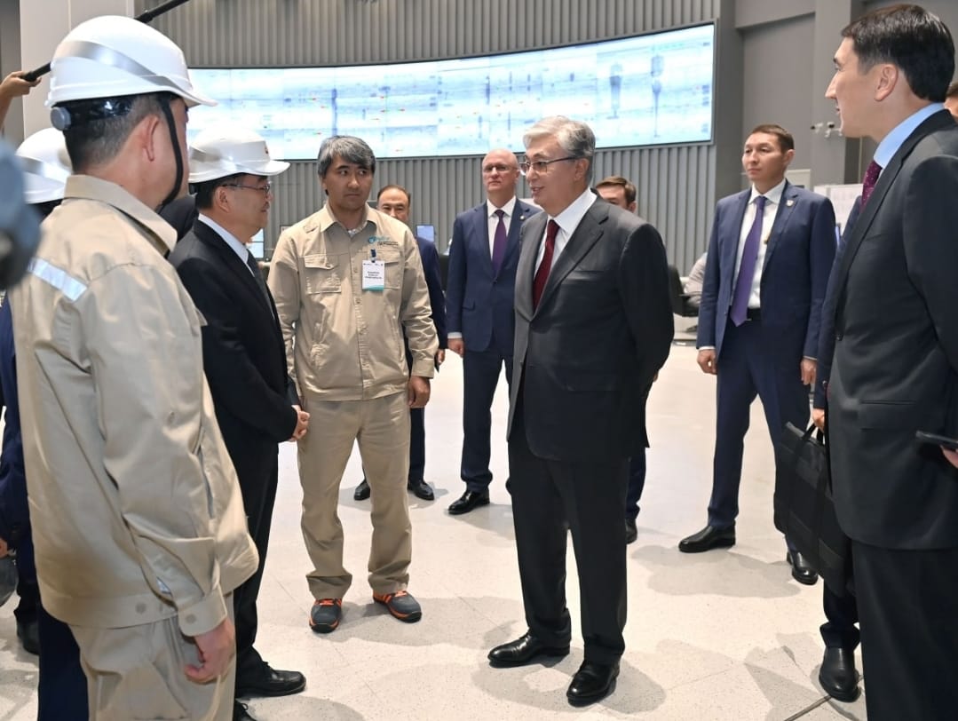 Тоқаев Шымкент мұнай өңдеу зауытының өндірістік қуатымен танысты