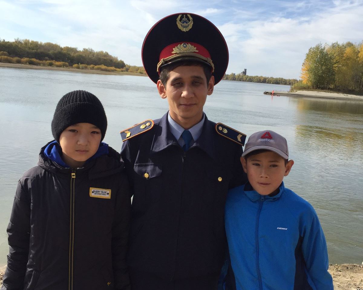 В Павлодаре полицейский спас двух тонувших школьников