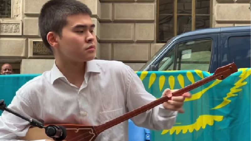 Казахстанский мальчик поразил жителей Нью-Йорка виртуозной игрой на домбре
