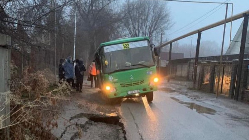 В Алматы провалился асфальт под автобусом