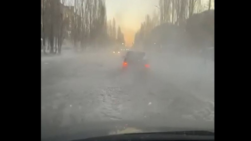 Центральную улицу Рудного затопило холодной водой