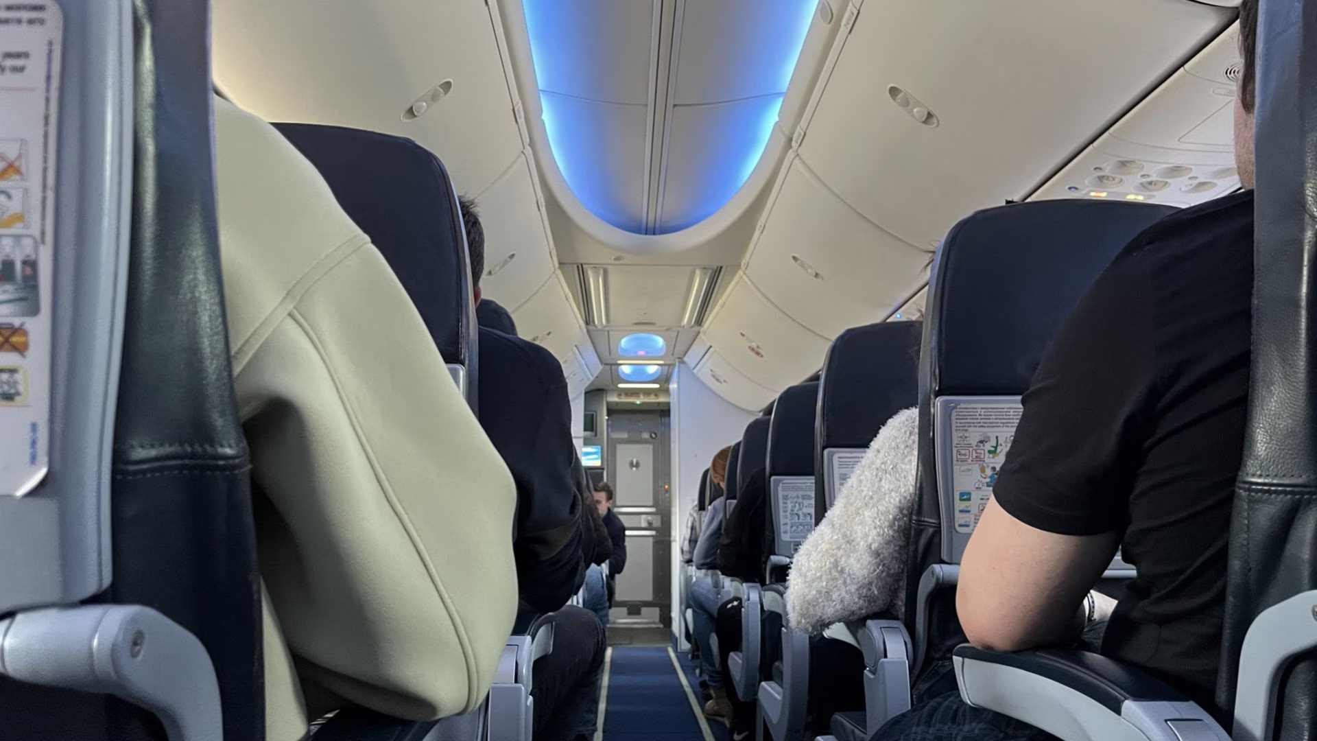 Пассажир отсудил у компании деньги за падение в туалете самолета