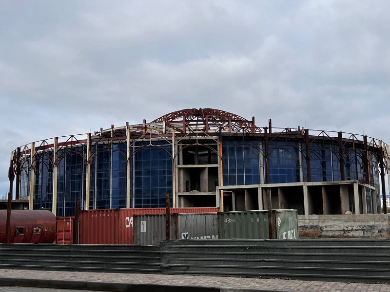 Желге ұшқан миллиардтар: Атырауда құрылысы аяқталмаған концерт залы бұзылады