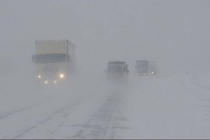 За выезд на закрытые трассы в непогоду казахстанским водителям грозит арест