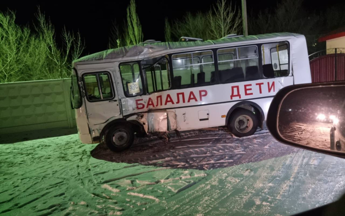 Ақтөбе облысында мектеп автобусы апатқа ұшырап, бір адам қаза тапты