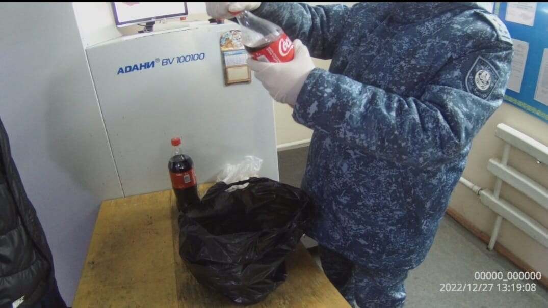 Астанчанин пытался пронести алкоголь под видом Coca-Cola в колонию строгого режима