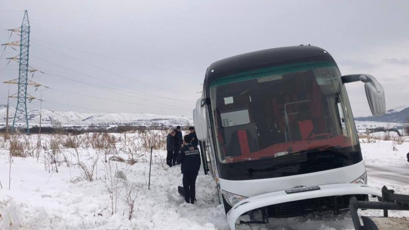 Автобус с 79 детьми съехал на обочину из-за гололеда