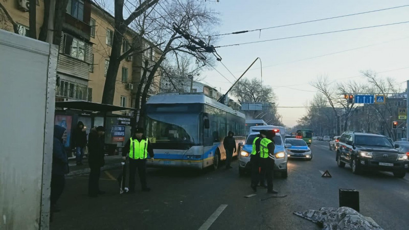 В Алматы насмерть сбили водителя троллейбуса