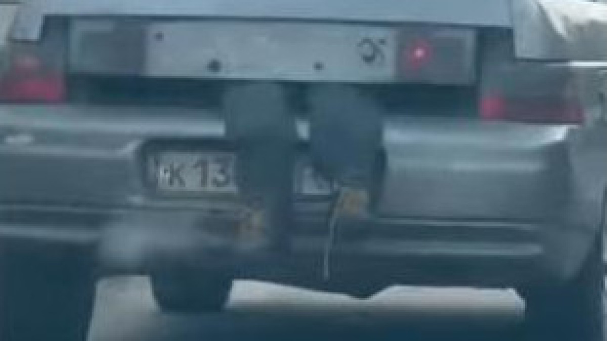 Жителей Петропавловска напугало авто с торчащими ногами из багажника