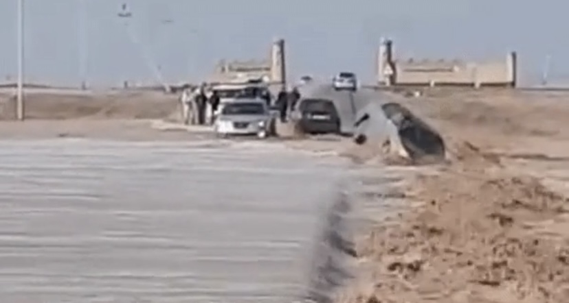 Машины уносит водой из-за потопа в Туркестанской области