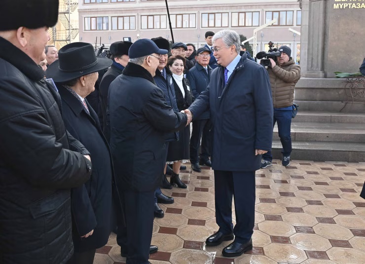 Токаев возложил цветы к памятнику писателю Шерхану Муртазе