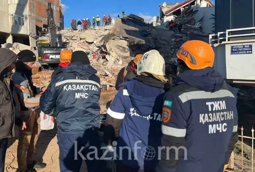 Қазақстандық құтқарушылар үйінді астынан 3 адамды аман алып шықты