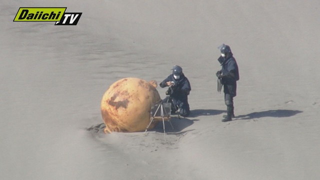 На берег Японии выбросило огромный металлический шар