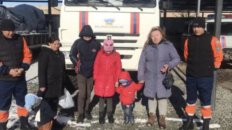 В Алматинской области таксист бросил двух женщин с детьми на перевале