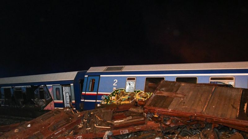 32 человек погибли при столкновении поездов в Греции