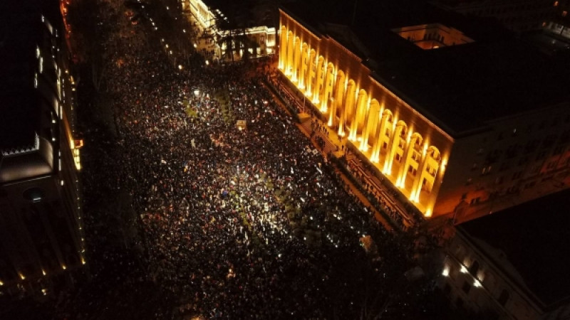 Протестующие пошли на штурм парламента Грузии