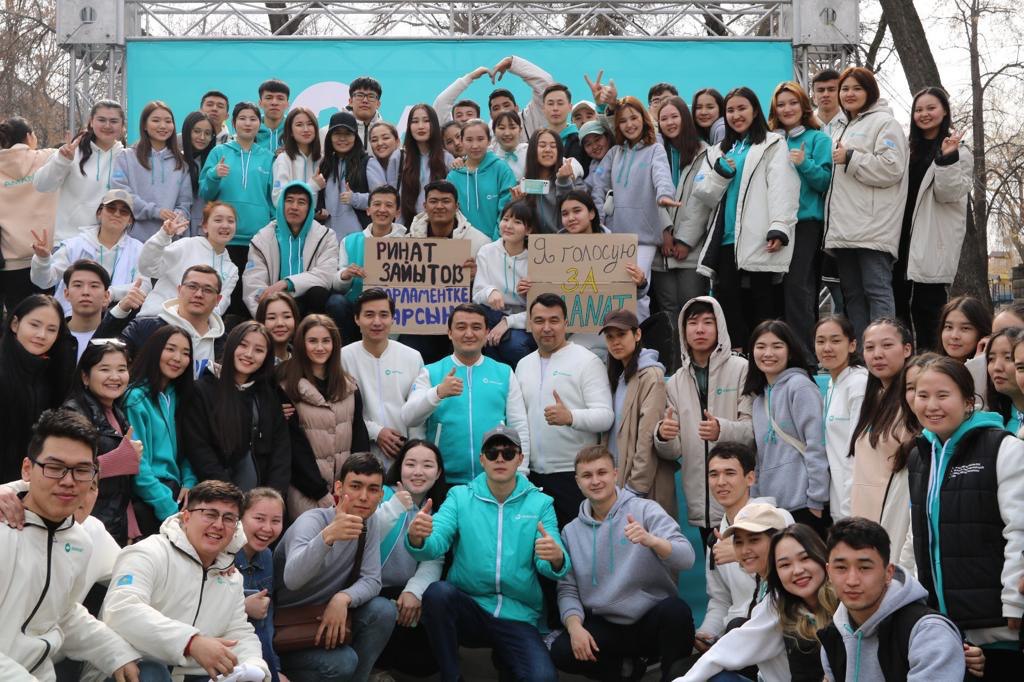 Предвыборные обещания партии AMANAT обсудили на митинге в Алматы