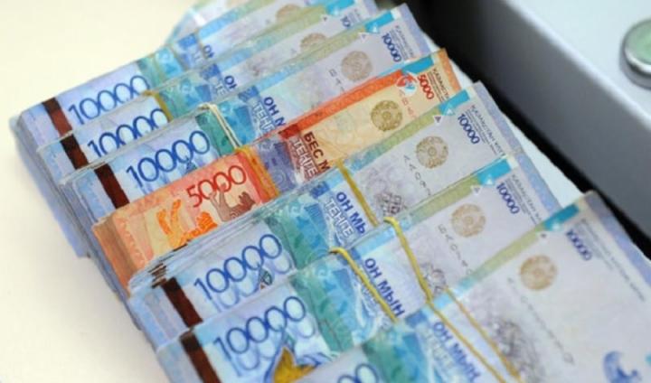 Бюджетные 9 млн тенге потратил на азартные игры бухгалтер школы в ВКО