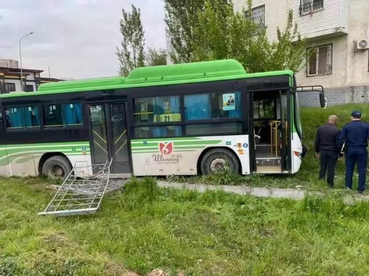 Шымкентте жүргізушісі жоқ автобус 4 адамды қағып өлтірді