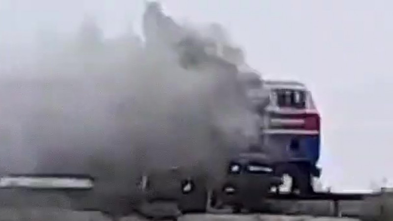 В Кызылординской области загорелся локомотив