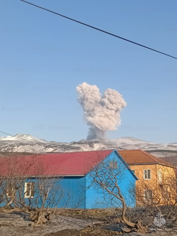 Вулкан Эбеко на Курилах выбросил пепел на высоту три километра