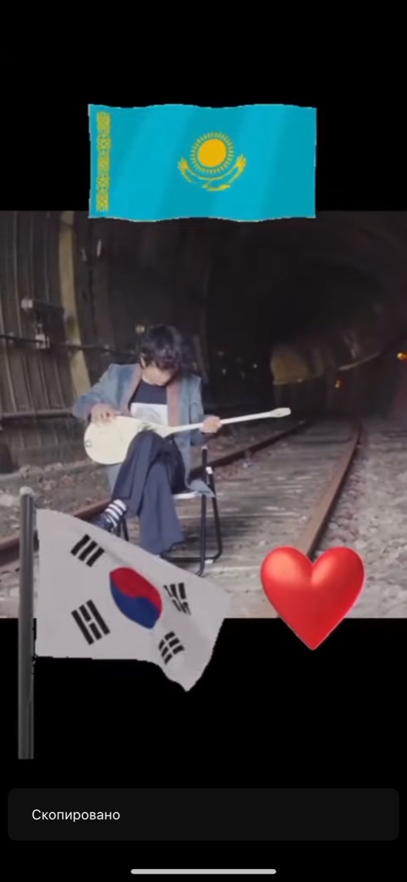«Какой талант»: Кореец вызвал восторг у казахстанцев, играя на домбре песню Шамши Калдаякова