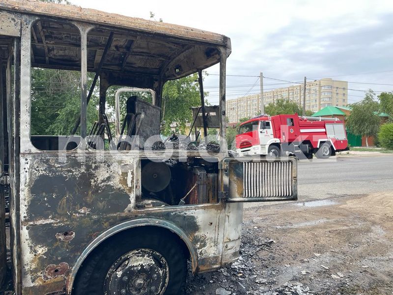 Переполненный детьми школьный автобус загорелся в Уральске