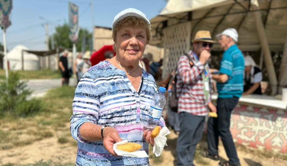 Немецкие туристы в восторге от казахской кухни