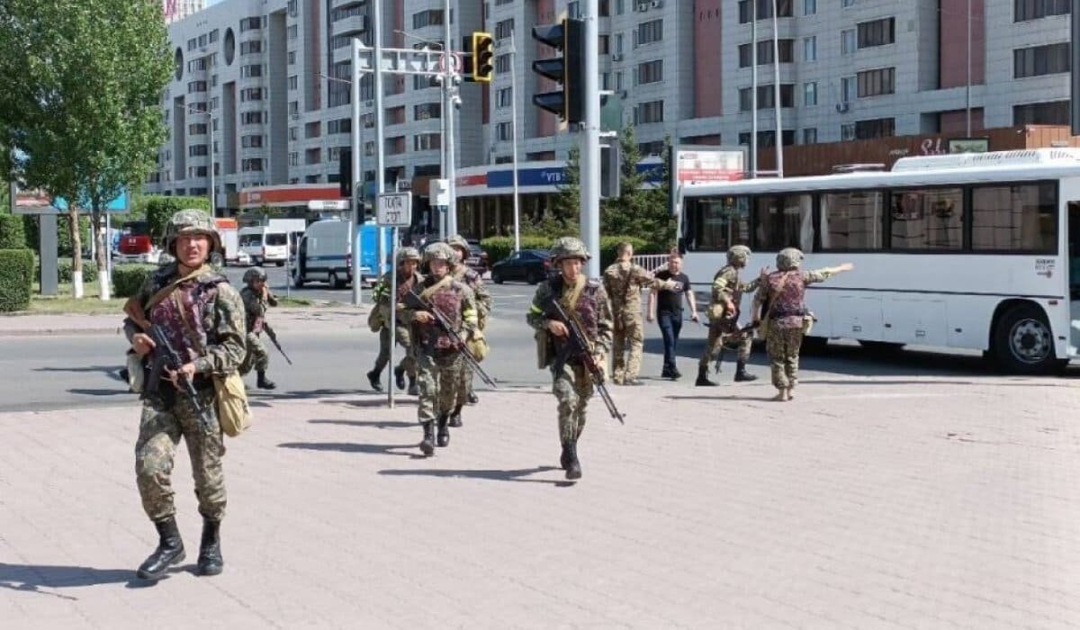 Вооруженный мужчина заперся с сотрудниками банка в Астане