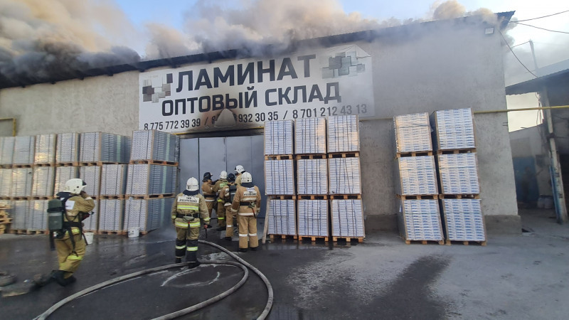 Шымкенттегі базарда ламинат қоймасы өртенді