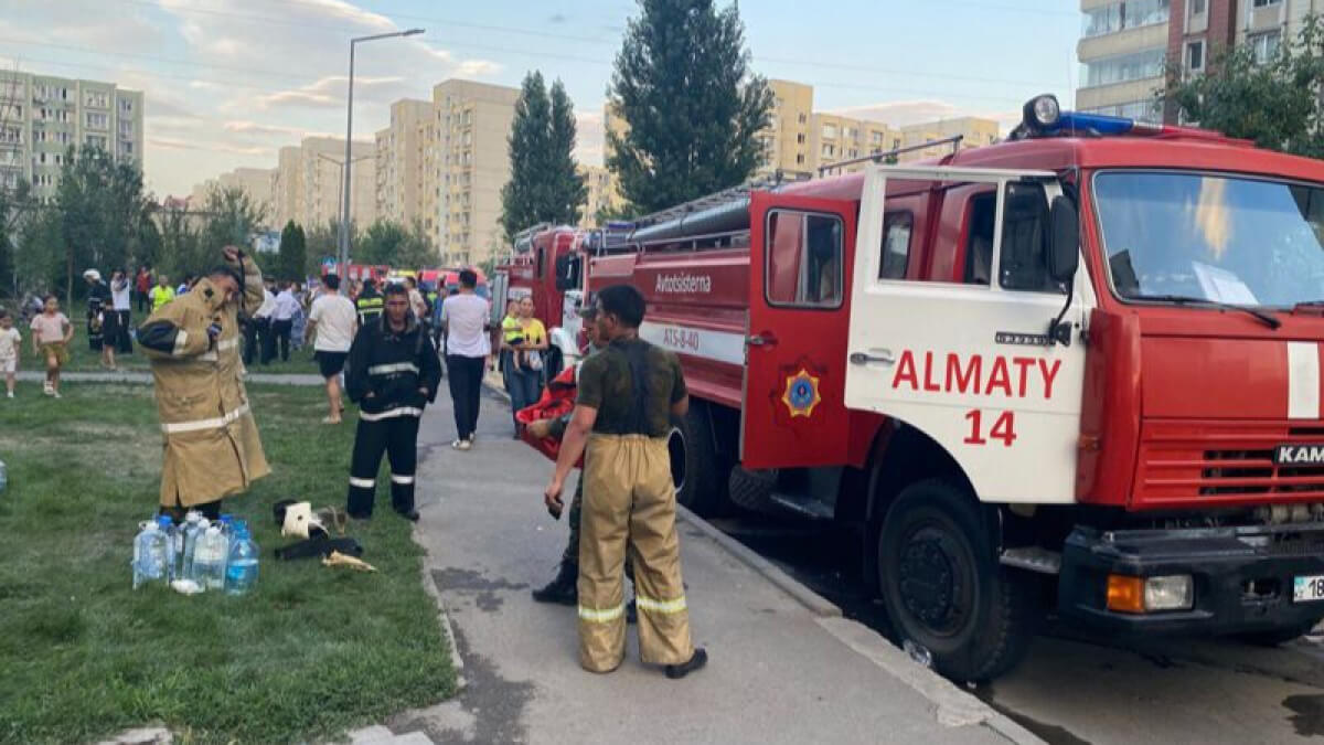 Ақкенттегі өрт: Қаза тапқан әйелді туыстары ақтық сапарға шығарып салды