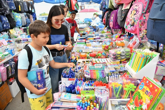 Оқу жылына әзірлік: бір баланы бастан-аяқ киіндіруге қанша кетеді?