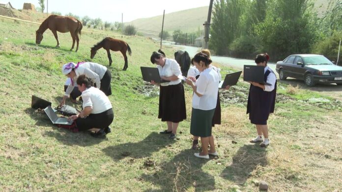 Сельские учителя в Туркестанской области выходят на трассу из-за проблем с интернетом