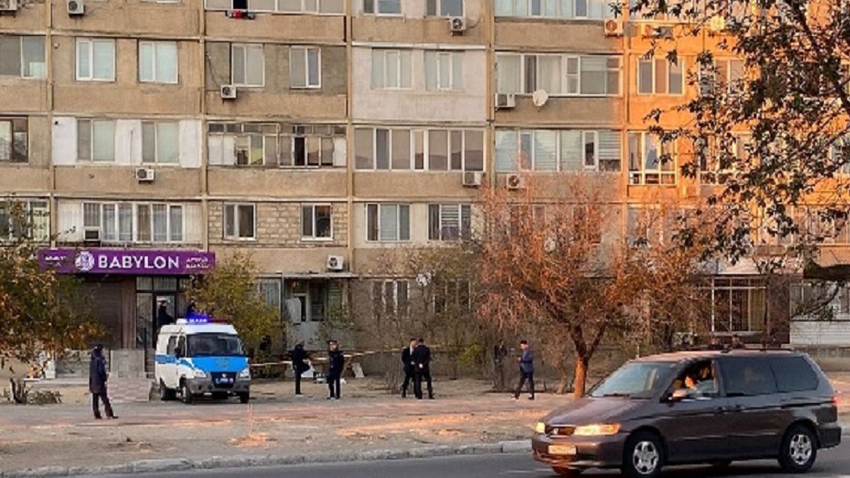 Труп мужчины обнаружили во дворе многоэтажки в Актау