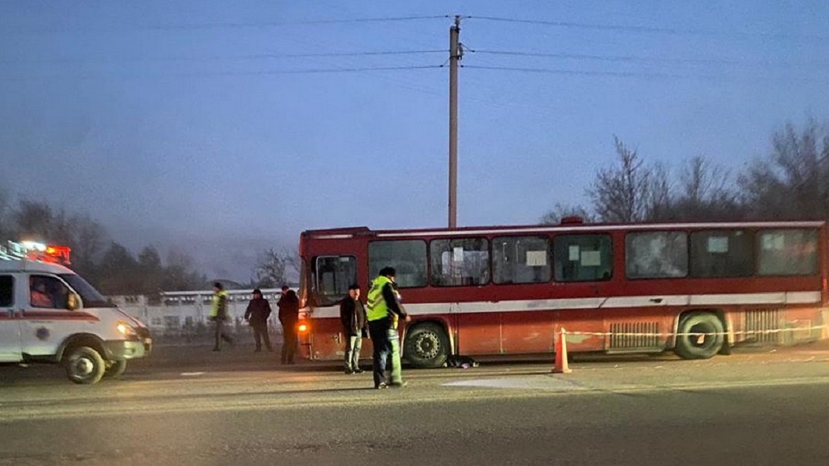 «Куртка намотана на колесо»: автобус сбил человека на пешеходе в Усть-Каменогорске