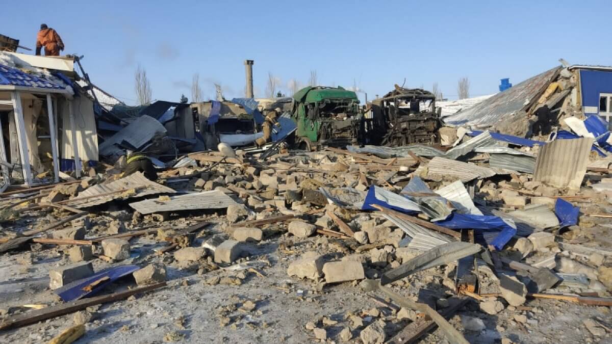 Қостанайда бір қабатты ғимарат құлап, бірнеше адам үйінді астында қалды