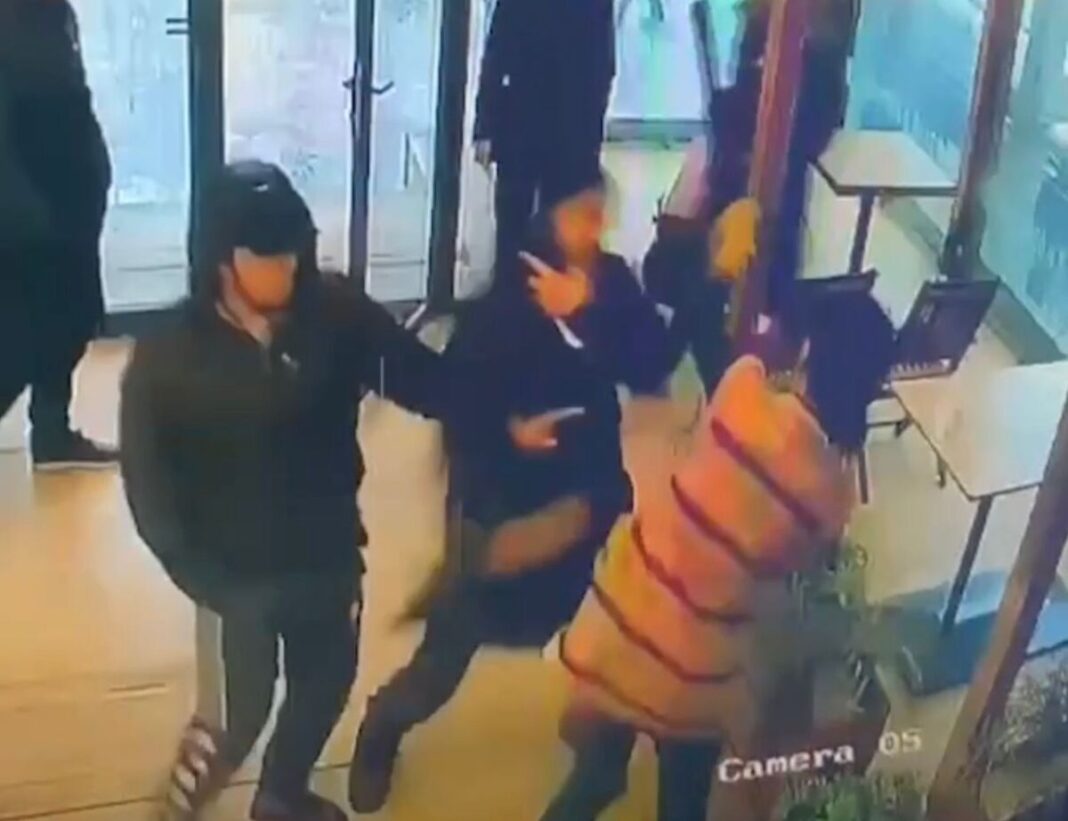 Мужчина напал на девушку и избил ее в одном из кафе Шымкента