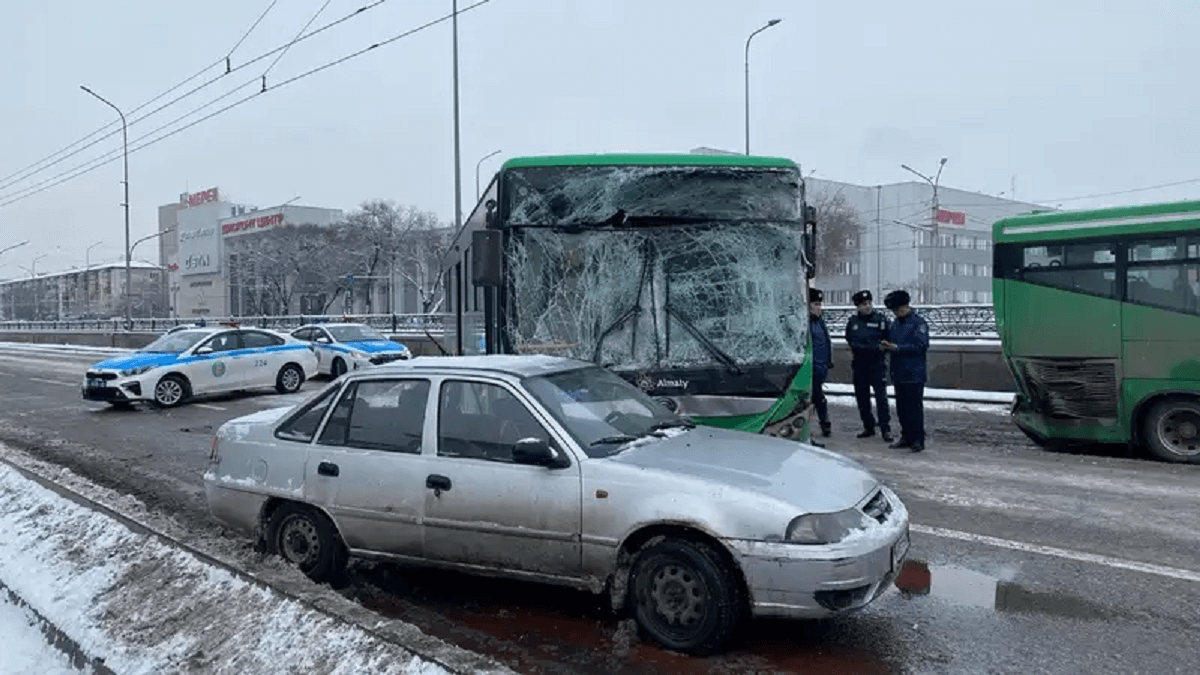 Алматыда үш автобус пен жеңіл көлік соқтығысты