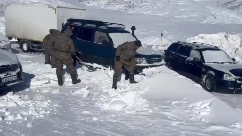 Военнослужащие эвакуировали из снежного плена 120 человек в области Абай