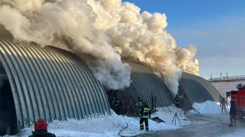 Крупный пожар произошел в мебельном цехе Астаны