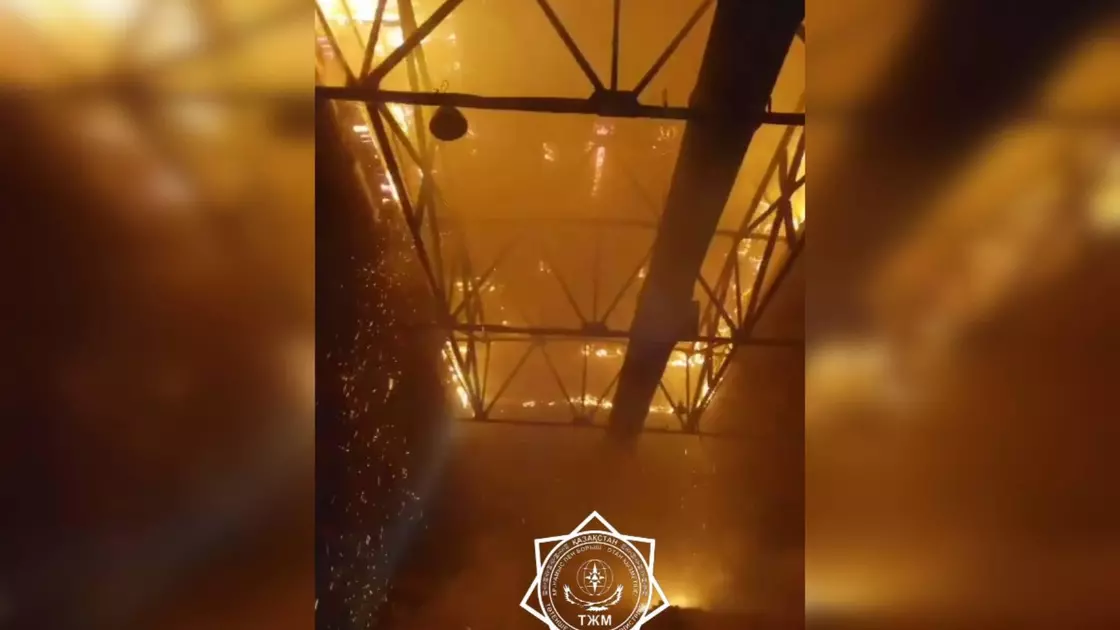 В Караганде на машиностроительном заводе произошел пожар