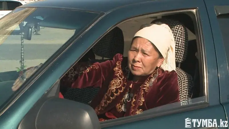 70-летняя жительница Мангистау работает таксистом