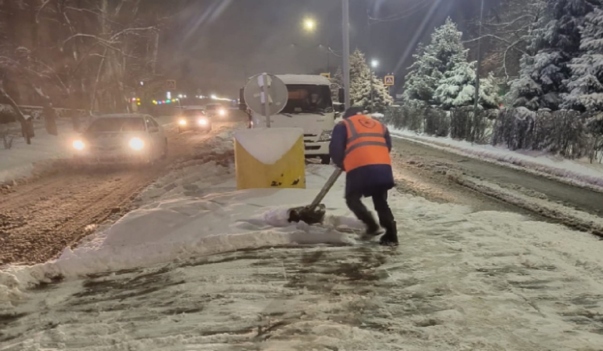 Более 600 человек вышли на уборку снега в Алматы