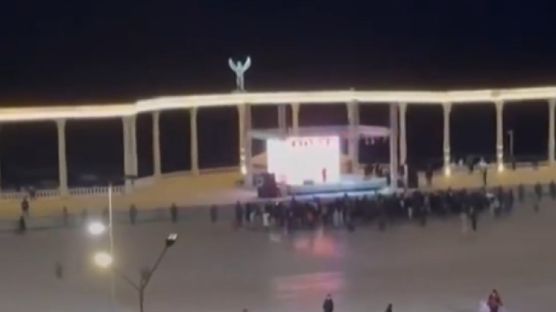 «Халық қайда»: Ақтауда өткен Роза Рымбаеваның концертіне небәрі 50 шақты адам келген (видео)