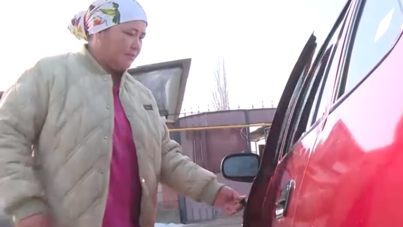 Многодетная мать работает водителем такси в Жамбылской области