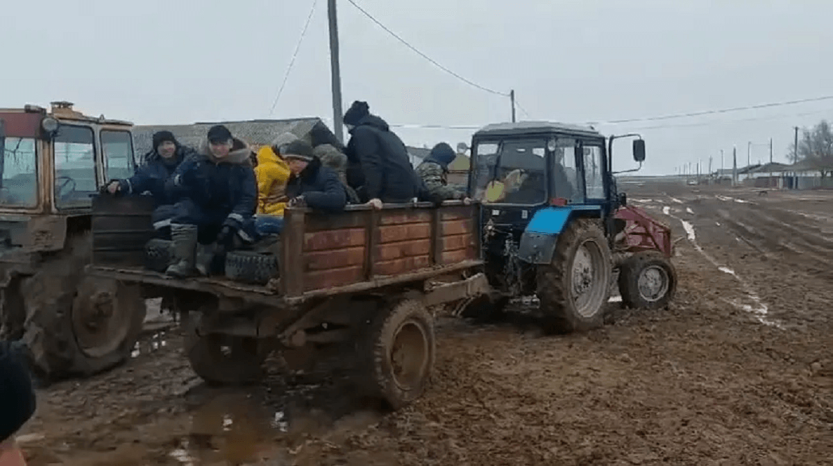 БҚО-да оқушылар ҰБТ тапсыруға трактор тіркемесіне отырып барған