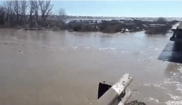 В области Абай разрушился мост из-за талой воды